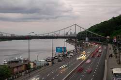 На водіїв чекає великий затор на Набережному шосе: закривається один напрямок руху