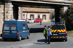 Полиция задержала пьяных французов, катающихся под домом Макрона