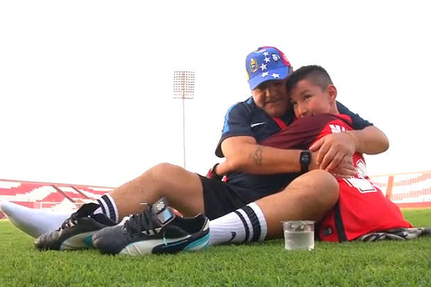 Легендарний Марадона виконав мрію юного фаната з інвалідністю (відео)