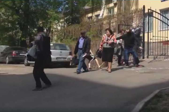 Біля Окружного адмінсуду націоналісти напали на Вітренко (відео)