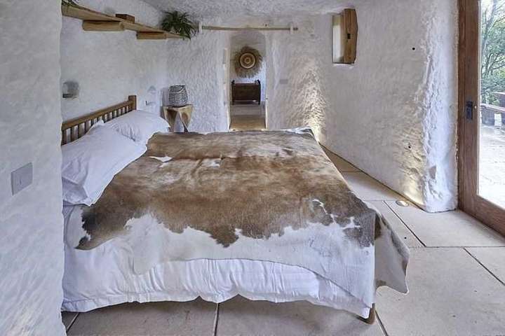 Мужчина превратил пещеру в стильный дом с канализацией, полами с подогревом и Интернетом