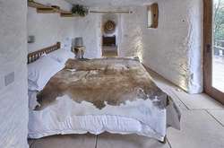 Мужчина превратил пещеру в стильный дом с канализацией, полами с подогревом и Интернетом