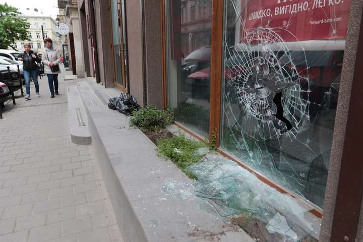 У Львові побили вікна двом відділенням російського банку