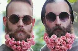 Весенний тренд: мужчины украшают свои бороды цветами