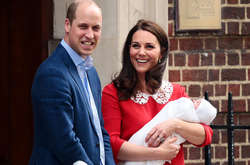 Принц Уильям и Кейт Миддлтон с новорожденным сыном