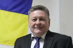 Столичний суддя, який вже має власну яхту, отримав від мерії «гуманітарний» Mercedes