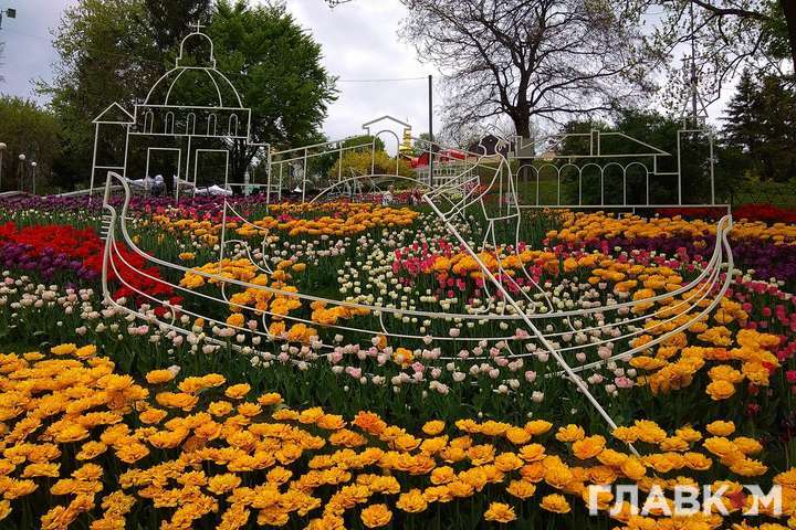 Свято весни та краси: у Києві відкрилася фантастична виставка тюльпанів (фоторепортаж)