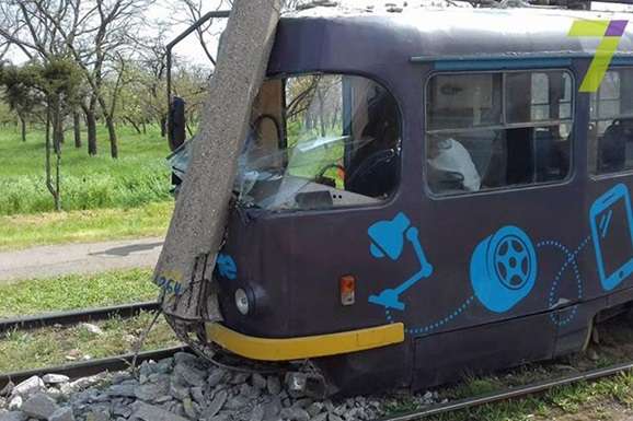 Одесский трамвай сошел с рельсов и врезался в столб