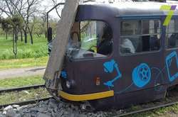 Одесский трамвай сошел с рельсов и врезался в столб