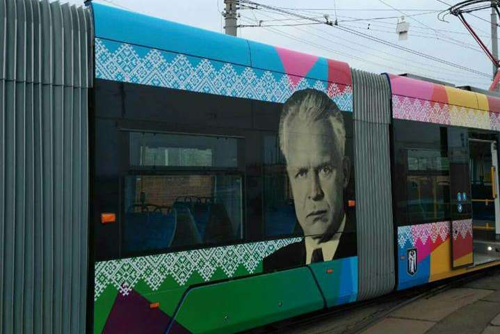 Трамвай з портретом Олександра Довженка