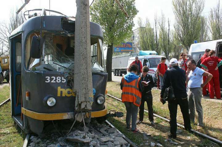 В Одесі трамвай зійшов з рейок і влетів у стовп (фоторепортаж)