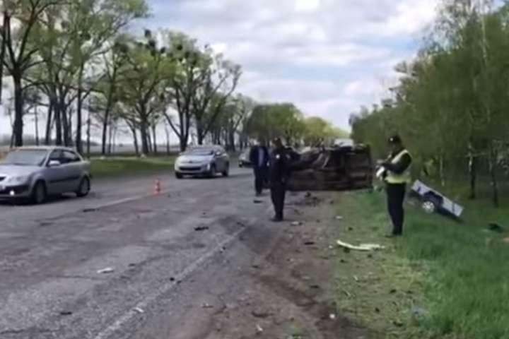 Об'їжджаючи ями на дорозі: на Черкащині у ДТП загинули чоловік і дитина