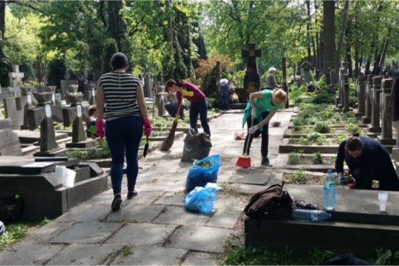 Українці поприбирались на могилах воїнів УНР у Варшаві