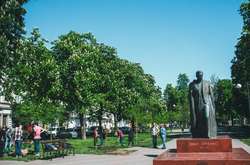 Жителі та гості Одеси насолоджуються цвітінням каштанів