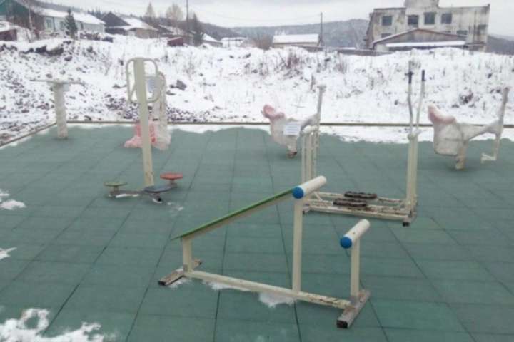 Російські посадовці пояснили, чому відремонтували дитячий майданчик за допомогою фотошопу