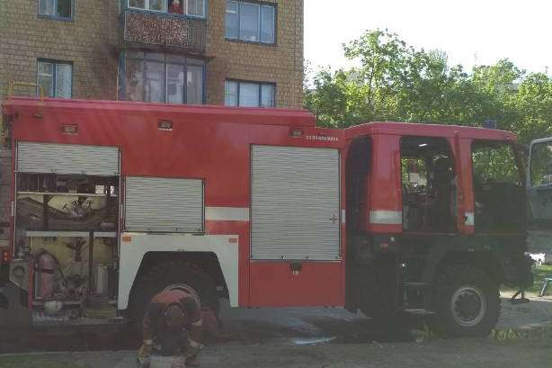 Вранці горів будинок на Лісовому масиві: врятовано двох людей