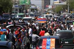 В Армении возобновились протесты, демонстранты перекрыли дороги