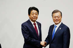 Сіндзо Абе і Мун Чже Ін