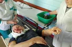  Потерпілий член партії РНС Олег Філіпас отримує медичну допомогу у Кременчуці  