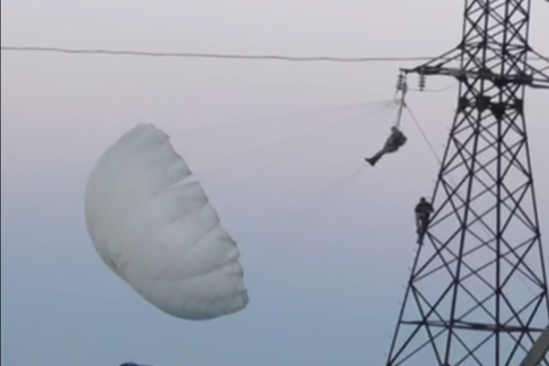 На Прикарпатті парашутист зачепився за високовольтну лінію