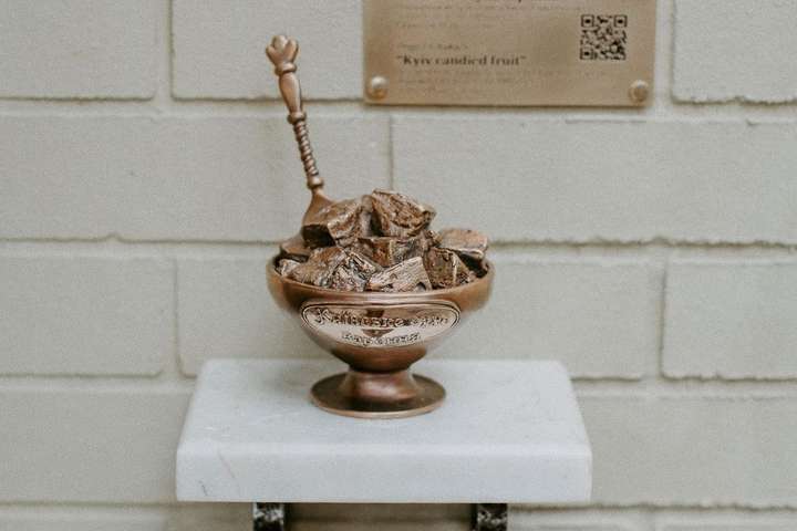У Києві з’явилася скульптура знаменитого столичного сухого варення (фото)