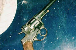 У Запоріжжі озброєний п'яний чоловік напав на кур'єра кафе та розбив його авто