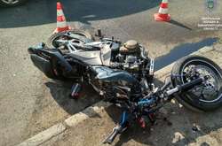 На Закарпатті байкер влетів у Skoda, злякався та втік, залишивши мотоцикл