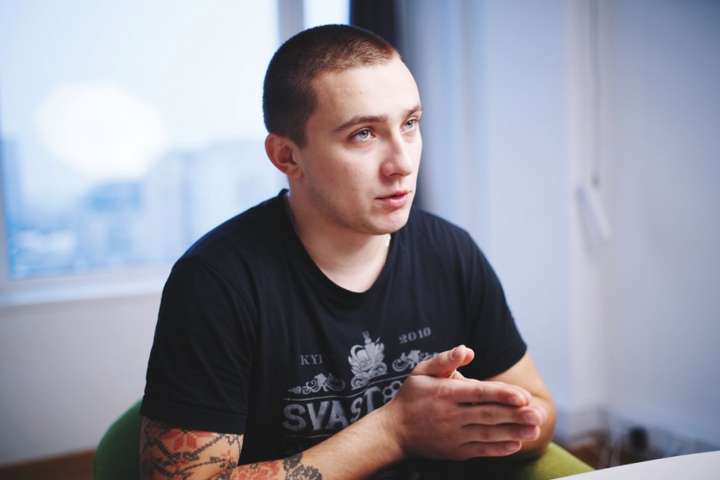 Одеському активісту Стерненку зашили рану від пострілу на шиї