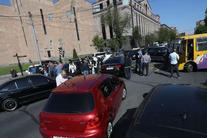 Протестуючі заблокували дорогу з Єревана до міжнародного аеропорту 