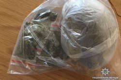 Вилучені у киянина наркотики