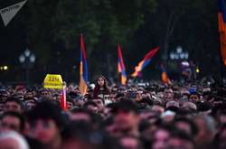 Демонстранты в Ереване заблокировали основные дороги и путь к аэропорту