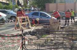 Рятувальники дістали автомобіль із провалля