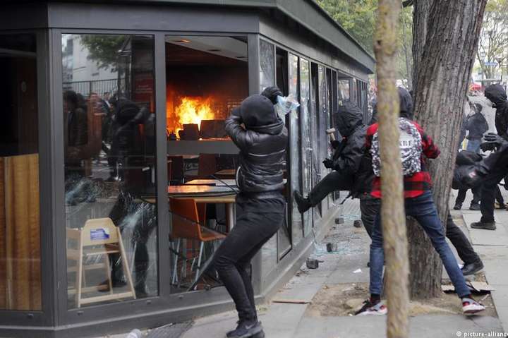 У Франції під час першотравневих маршів підпалили McDonald's