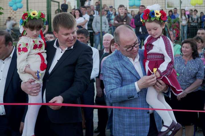 У селі Виноградівка відкрили сучасний міні-стадіон зі штучним покриттям