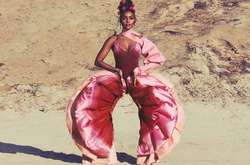 Известная певица готовит к выпуску штаны-вагины