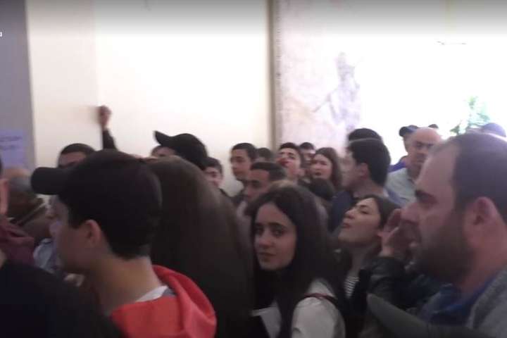 Вірменські протестувальники захопили мерію міста Гюмрі 