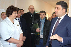 Прем’єр-міністр Володимир Гройсман спілкується з лікарями