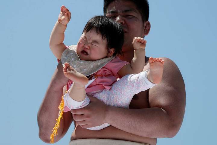 В Японії пройшов фестиваль, на якому борці сумо змушували немовлят плакати