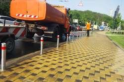 «Київавтодор» встановлює антипаркувальні стовпчики