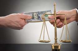 Єврокомісія хоче фінансово карати держави, у яких проблем з правосуддям