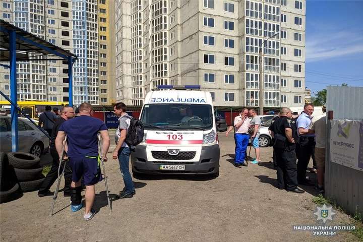 На автостоянці у Києві сталася бійка зі стріляниною: є постраждалі 