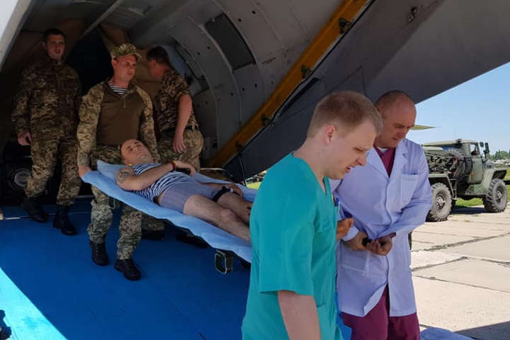 В Одесі приземлився літак з пораненими солдатами