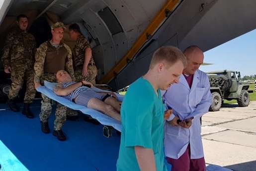 В одеський госпіталь літаком доставили 11 тяжкопоранених бійців 