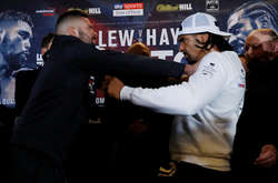 Тоні Беллью штовхає Девіда Хея. Фото sport-express.ru