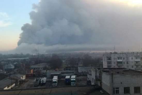 Площадь пожара на складе Минобороны в Балаклее достигла 35 га
