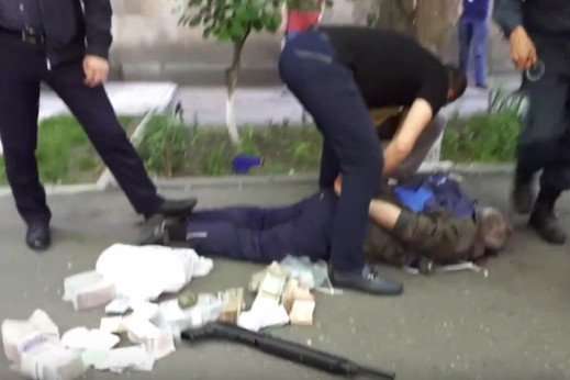 В Ереване офицер полиции атаковал банк, есть жертвы