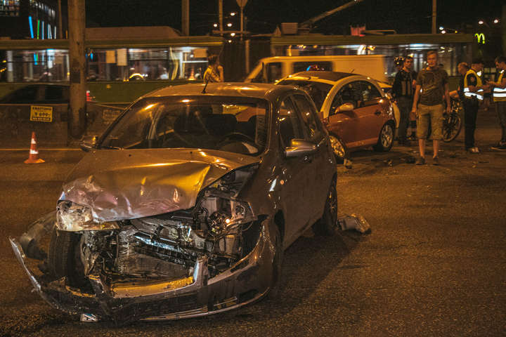 Citroen і Chevrolet не розминулися на великому перехресті у Києві