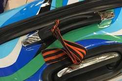 В Украину не пустили двоих граждан России из-за запрещенных ленточек