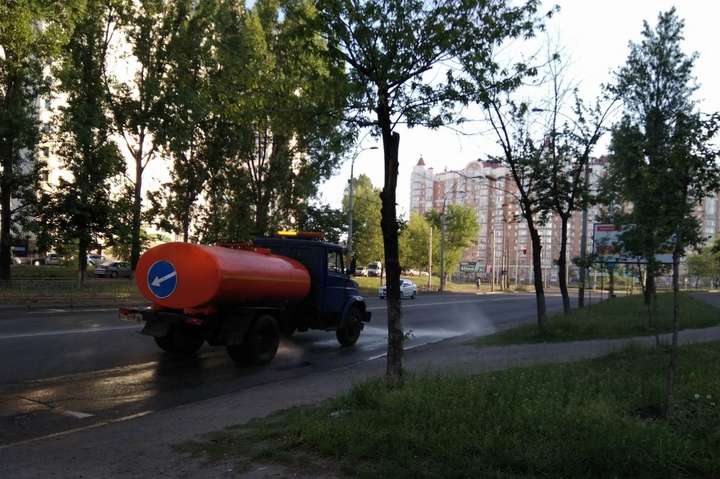 Через аномальну травневу спеку вулиці Києва вже поливають водою (фото)