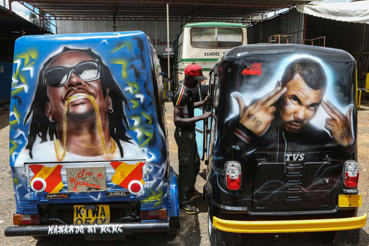 Як в Кенії прикрашають громадський транспорт неймовірними графіті. Фотогалерея